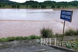 四川一对男女夜逛嘉陵江被冲走失联，事发时上游大坝刚放水图片