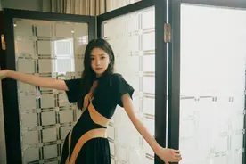 刘浩存穿黑裙拍写真 长发微卷初恋感十足图片