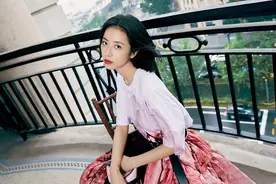 周雨彤写真印花T长裙搭短靴 恣意率性摩登女郎温柔又帅酷图片