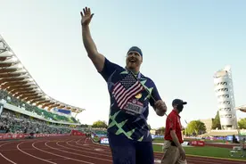 田径——美国选手克劳瑟打破男子铅球世界纪录图片