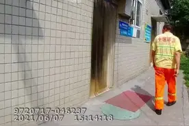 男子公厕内待了90分钟，惊动十堰民警！图片