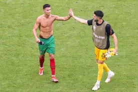 从排骨少年到精壮大叔，C罗身材上热搜不是玩梗图片