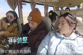 女明星“干饭王”非秦海璐莫属，别人都吃不下，她端起盒饭狂吸入图片