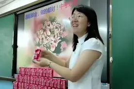 班主任定制可乐送中考生，每罐都印着学生名字视频封面