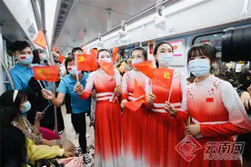 昆明地铁开展“红色快闪活动”秀出“最红”地铁乐章图片
