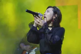 “举铁”自如的女汉子 石油行业的大美女图片