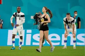 欧洲杯看台：女球迷闯入球场，丹麦球迷最幸福图片