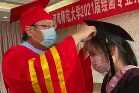 这场毕业典礼只为她一人！95后河南姑娘感动无数人图片