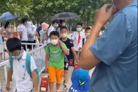 可爱萌娃疯狂炫妹：哥哥恨不得通知全校同学，妹妹来接我了图片