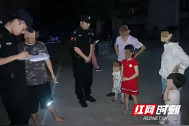 吉首：小女孩夜晚迷路大哭 快警贴心安慰寻家长图片