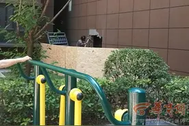 西安一商铺砸墙装门直通小区 物业：消防通道 有手续图片