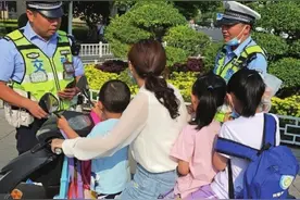 暑假来临交警严查电动车违法载人图片