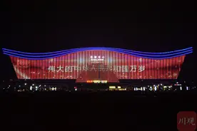 组图丨献礼建党百年 成都环球中心上演灯光秀图片
