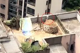 小区屋顶有人修了个“坟”？当事业主：你自己扒开看图片