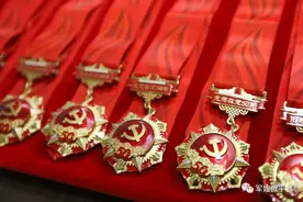 光荣在党50年 一生坚定跟党走——广东省军区广州第六离职干部休养所举行“光荣在党50年”纪念章颁发仪式图片