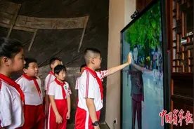 “时光之镜”带邓恩铭“回乡”图片