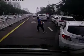 您奔跑的样子很暖心！救护车路遇堵车 淄博热心市民“跑”出生命通道视频封面