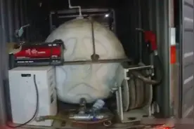 无押运员无灭火器 小货车私自改装“加油站” 拉着一大桶柴油上路视频封面