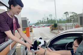 从成都市区驾车去天府机场，要多久？高速收费吗？记者实测图片