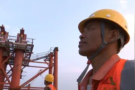 「高温下的坚守」济微高速白马河特大桥建设者田建国：不畏酷暑 架设大桥最后一个临时墩图片