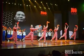 百年服装变迁演绎奋斗初心，武职服装情景秀华彩上演图片