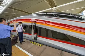 新型“复兴号”智能动车组迎来首秀图片