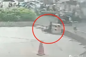 广西这大爷出小区门摔倒，住院花费上万！物业：给你100元买鸡补补图片