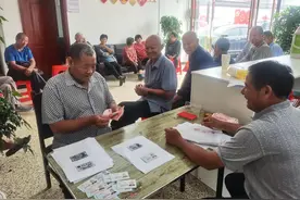 唐河县临港经济区冯岗社区：为70周岁以上老人发放生活补助，温暖老人心图片
