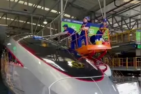 新型“复兴号”亮相：设无障碍车厢、免费WiFi全覆盖……