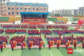 南充一中2024级准高一教师团队“阅兵”：来看一场百人团的拉练图片