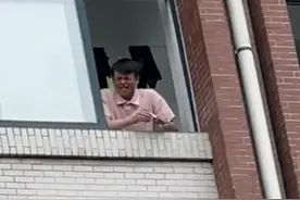 毕业典礼后班长趴窗台唱《友谊之光》网友：泪目图片