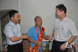 老兵永远跟党走｜东莞市退役军人事务局为军休老党员颁发“光荣在党50年”纪念章图片