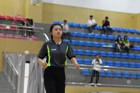 爱打球，也爱当裁判！浙江科技学院大四的她，换种方式爱篮球图片