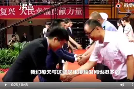 请厨师保安为大学生颁发毕业证，也是人文教育课 | 新京报快评图片