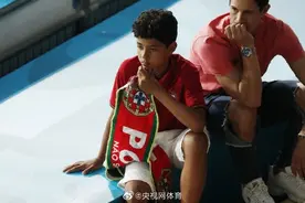 父子同心！C罗憾别欧洲杯 迷你罗场边抹眼泪图片
