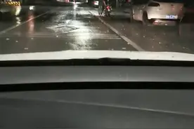 南宁一车主追赶肇事逃逸电驴，骑手接连摔倒并受伤，车主是否要担责？图片