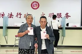 60年前的结婚证你见过吗？郑州一对“钻石婚”老夫妻拿着老证来换新证图片