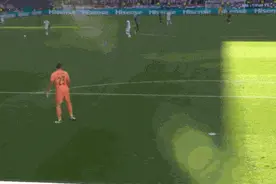 先制造离奇乌龙球，再力挽狂澜于既倒，这是西班牙门将西蒙的“常规操作”图片