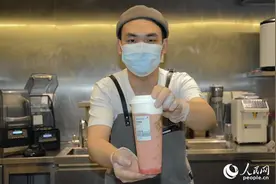 从“卖奶茶的”到“调饮师”消费升级助力饮品行业加速转型图片