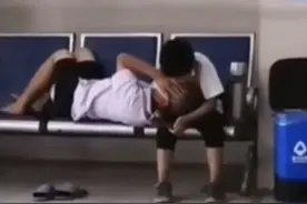 懂事得令人心疼！河南老爷爷躺在9岁孙子腿上，男孩的话让网友泪目图片