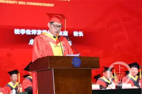 重庆交通大学校长唐伯明嘱咐毕业生：永做铺路石 让世界因你更美好图片