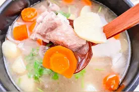 这道高压锅版清炖排骨汤香极了，儿子三天两头就要吃图片