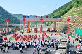 陕西延黄高速通车 革命老区再添致富路图片