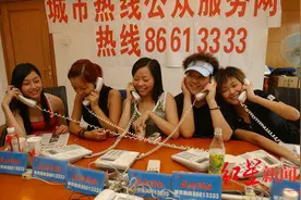 2005年的李宇春和张靓颖……在这场影像展里开心地接着电话图片