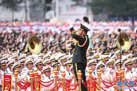 广场响彻《国际歌》！歌里的“英特纳雄耐尔”由他翻译图片