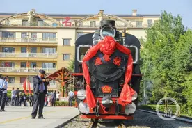 83年历史的小兴安岭蒸汽小火车再出发：不运木材运游客图片