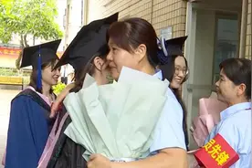 大学毕业生给宿管员送花：感谢阿姨多年细心照顾视频封面