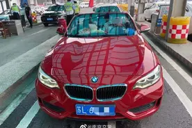 膨胀了吗？几座敞篷跑车竟坐6人...图片