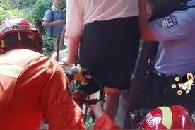 女生翻铁栅栏被困 合肥消防迅速处置图片