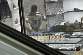 购物达人！张智霖夫妇被偶遇 袁咏仪盯着货柜目不转睛图片